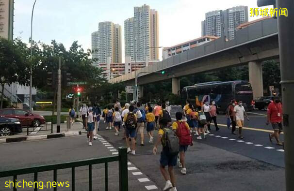 新加坡“解封”第一天，地鐵寶寶“嫌棄”目光走紅!