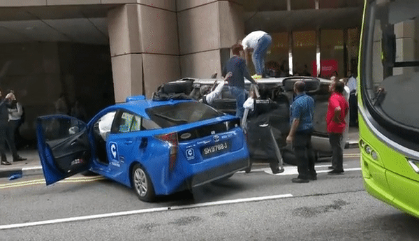 惊险!轿车被德士撞出5米后侧翻