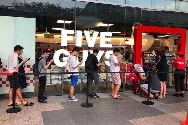 千呼万唤始出来！连刘嘉玲都爱的美式汉堡Five Guys狮城首店开业啦