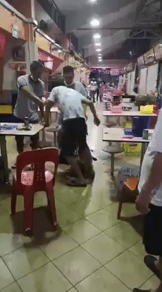 扔酒瓶、脚踹头！两名大叔酒后起冲突，现场血迹斑斑