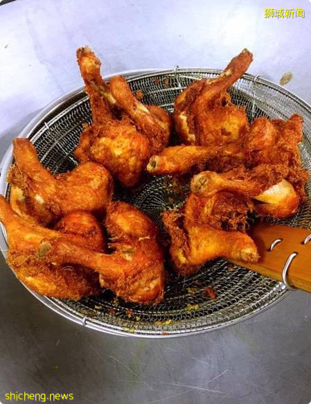 Woodlands 美食佳肴，包括 $1.30 点心、炸鸡、烧烤