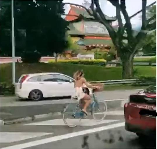 新加坡裸背女骑单车上快速路“飙车”,网友:裸奔也不想看你