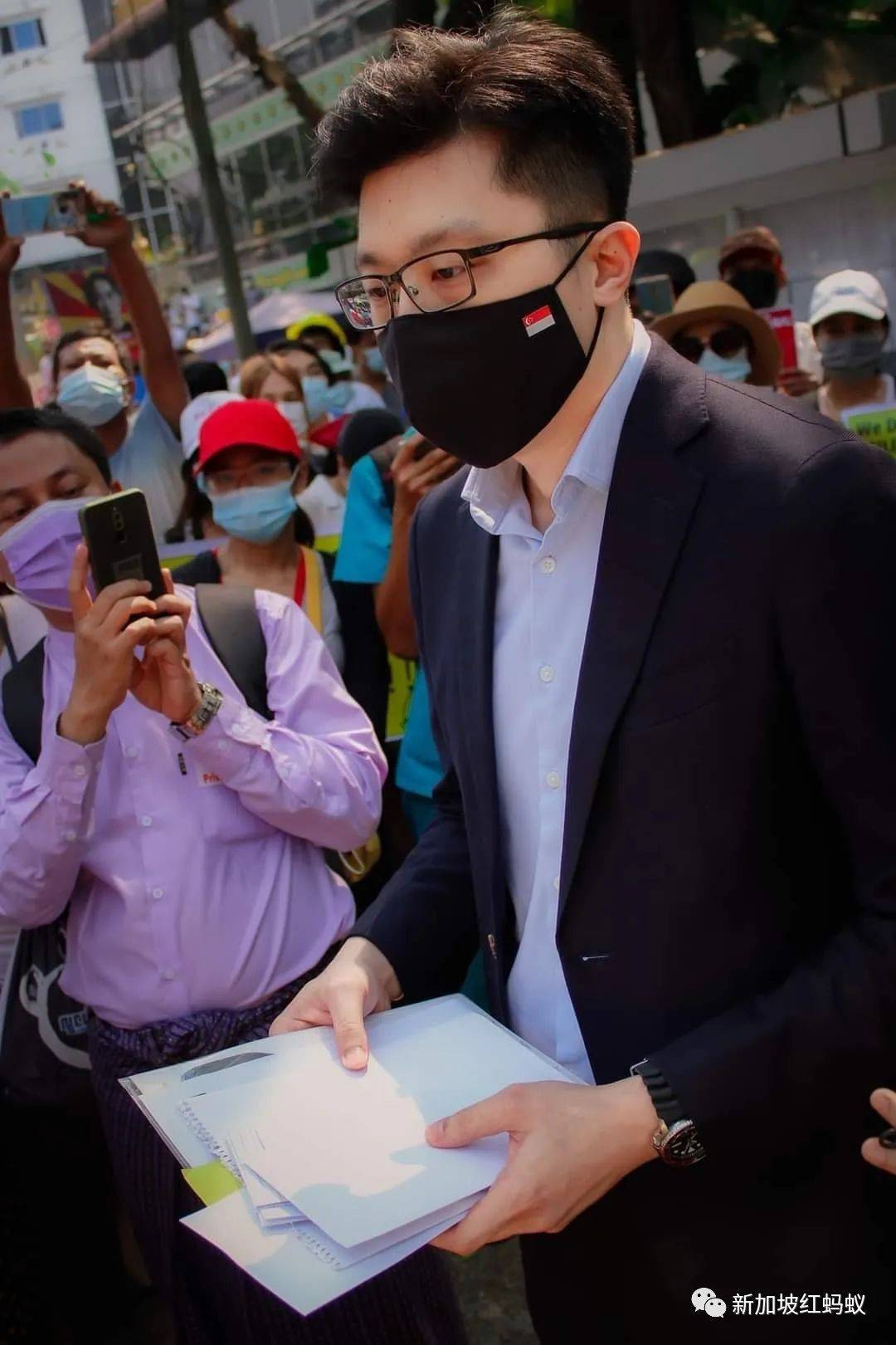 在使館外接收緬甸示威者請願信 新加坡“俊男”外交官意外在當地爆紅