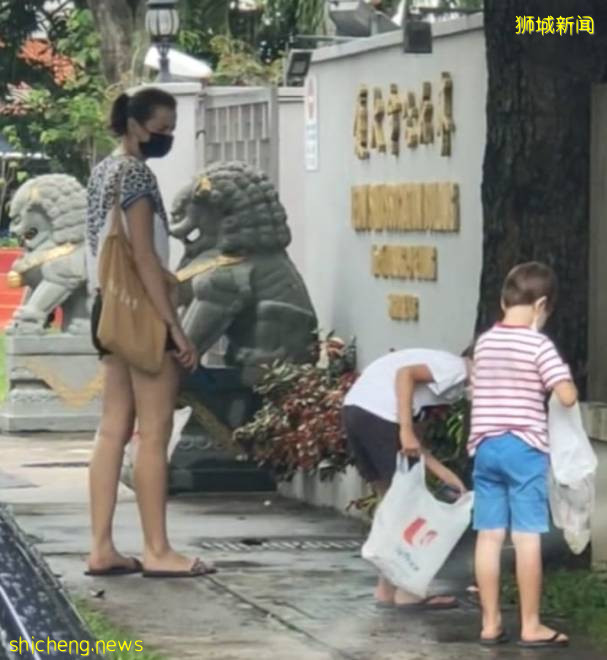 外国小孩新加坡捡垃圾！本地人反思自愧不如