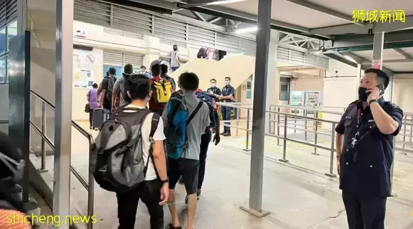 新加坡&马来西亚大堤挤爆了，人人人仌众、车车车䡛轰