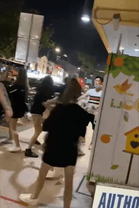 实拍！新加坡年轻人当街干架，长腿美女穿热裤撕扯、推搡、摔跤
