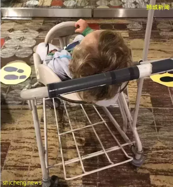 网友吐槽:新加坡机场以防疫为借口,让其和两岁的孩子只能在机场打地铺