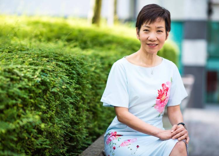 新奇!新加坡部長間流行做“俯臥撐”,女部長也來挑戰