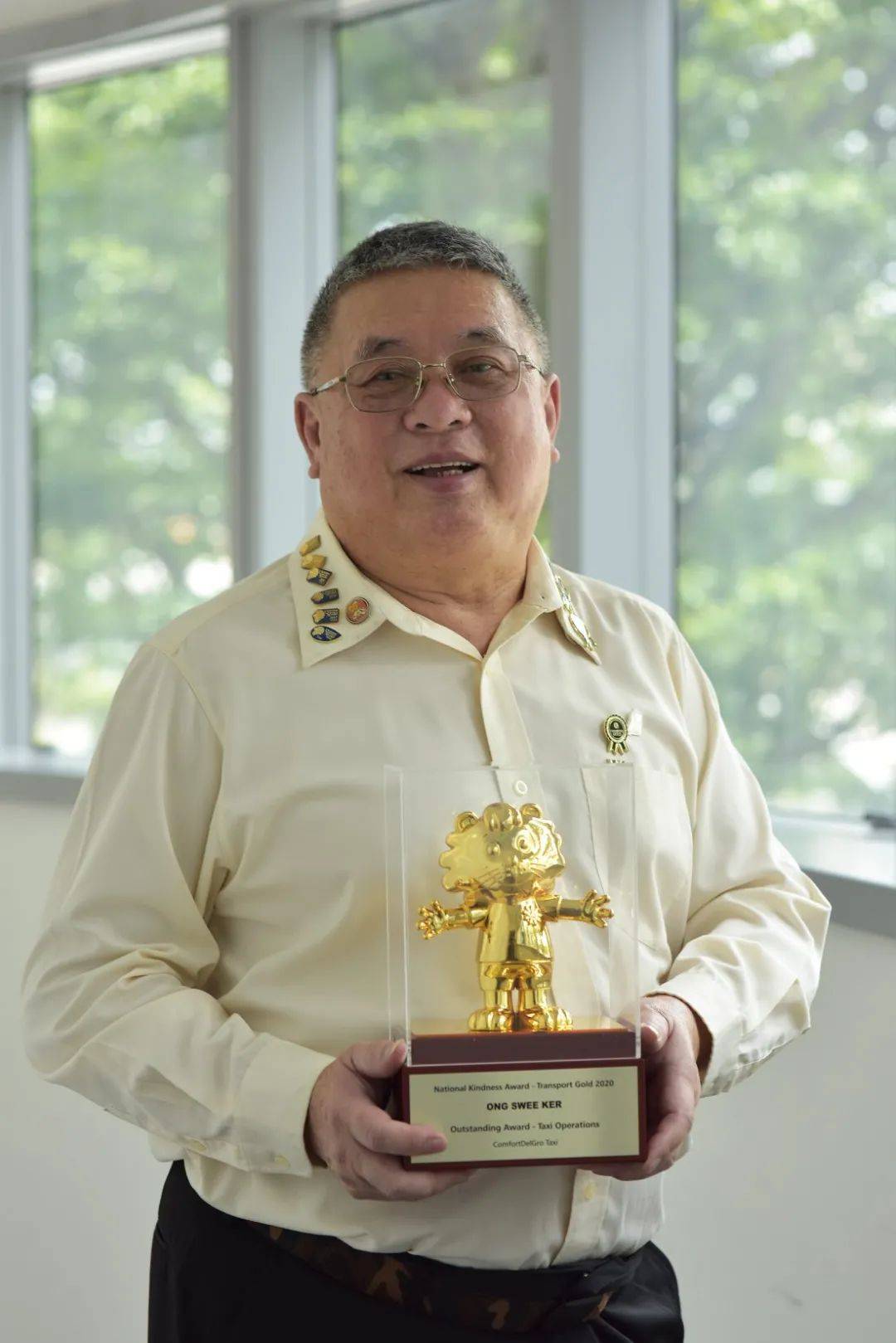 新加坡最好的计程车司机啥样,他车上口罩、零食、纸巾统统免费送