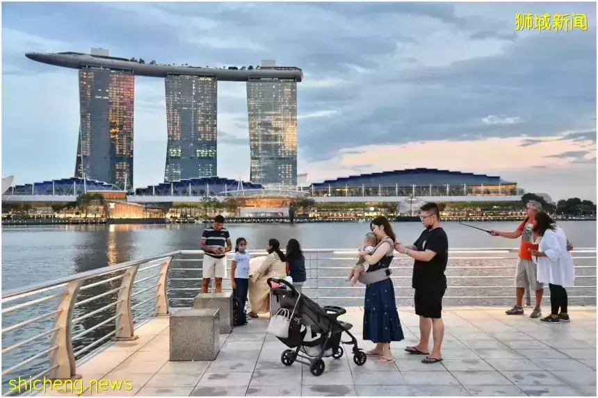 首个解封周末!新加坡全岛到处是人,机场、酒吧、商场,连新山也挤满!或进一步解封