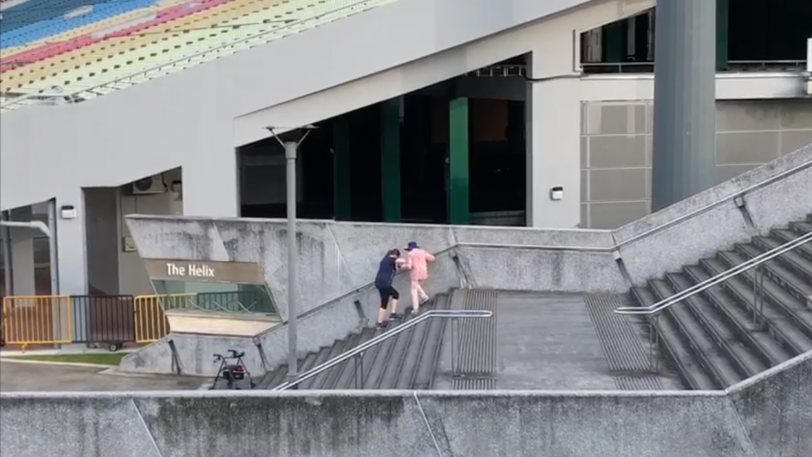 小时候你牵我学走路 你老了我扶你去散步