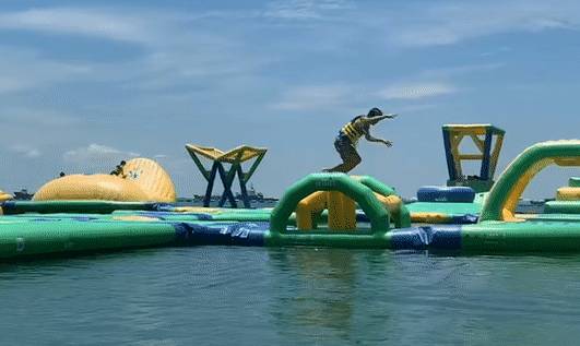 3米滑梯冲入海中!奔跑、跳跃、冲刺,新加坡最大水上漂浮乐园来了