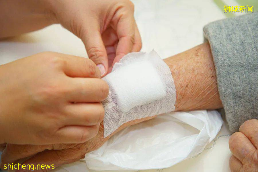 NUS研发出智能绷带,帮助慢性伤口恢复