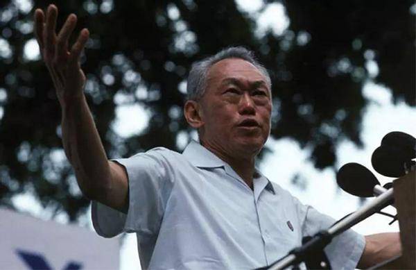 李光耀追悼會，女兒李玮玲泣不成聲：我是一名客家人，必須堅強