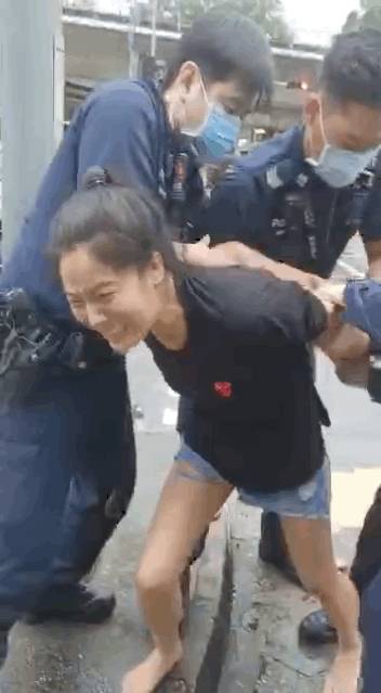“警察打人了!?” 实拍一女子在新加坡被5个警察包围