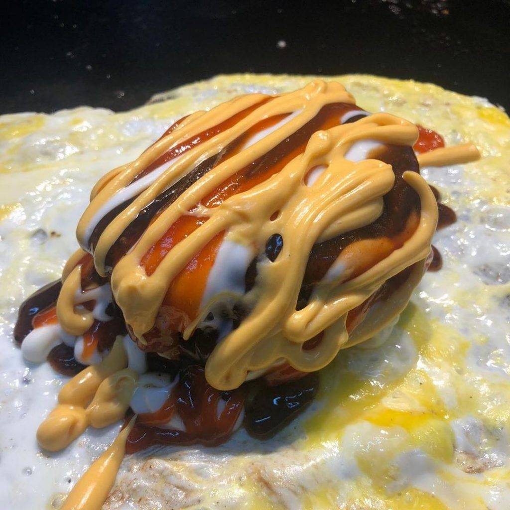 宵夜就吃它！義順&勿洛驚現Ramly Burger攤位🍔 街頭特色漢堡，特調醬汁+雙層肉餅超給力