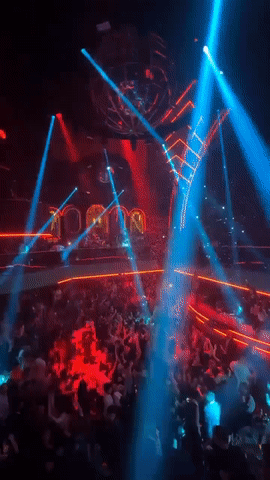 實拍新加坡夜店人浪起伏大狂歡，他爲挂花場女郎豪撒錢！下周病例一天2萬