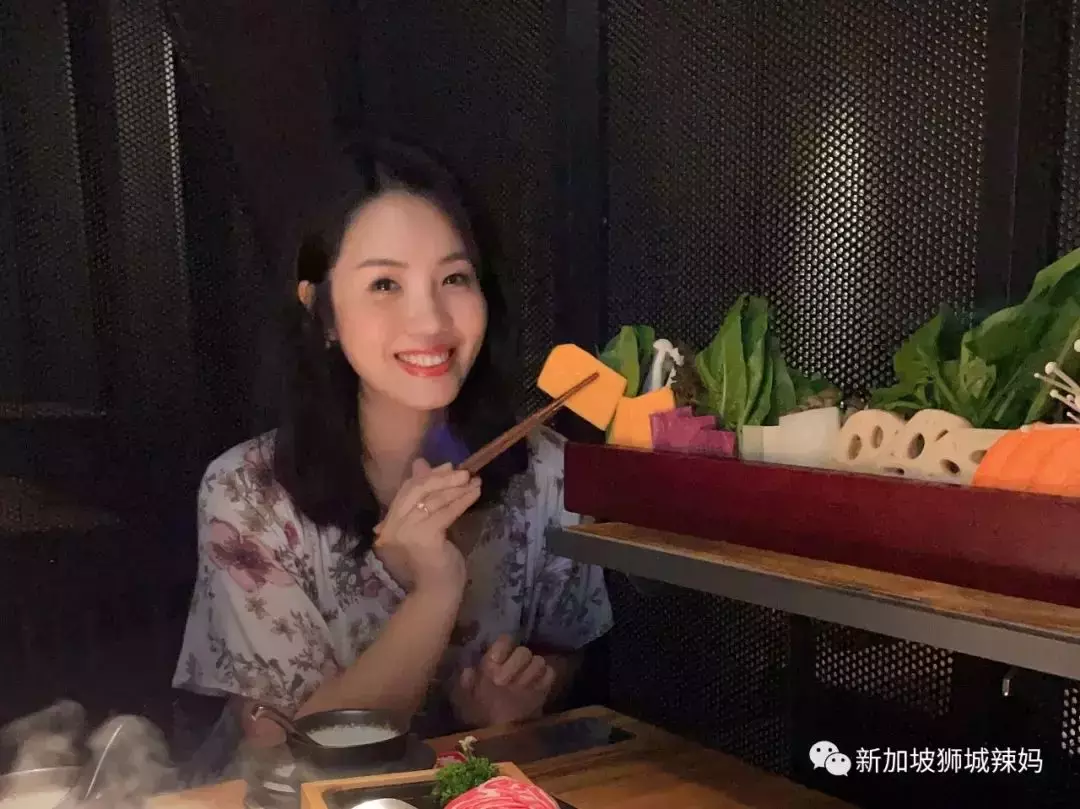 排队5小时!网红凑凑火锅来新加坡了!锅底无限续、奶茶免费喝!菜品大曝光