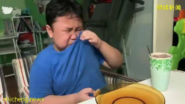 妈妈买了汉堡带回家，新加坡9岁男孩惊喜交集，泣不成声