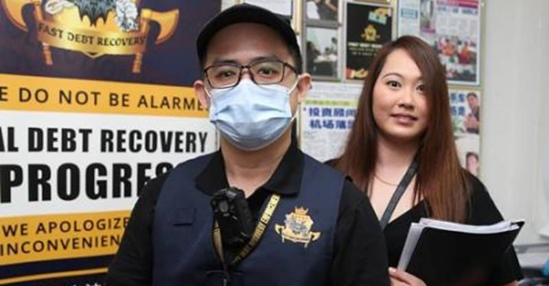 欠债少妇闹跳楼 老板娘讨债变救人