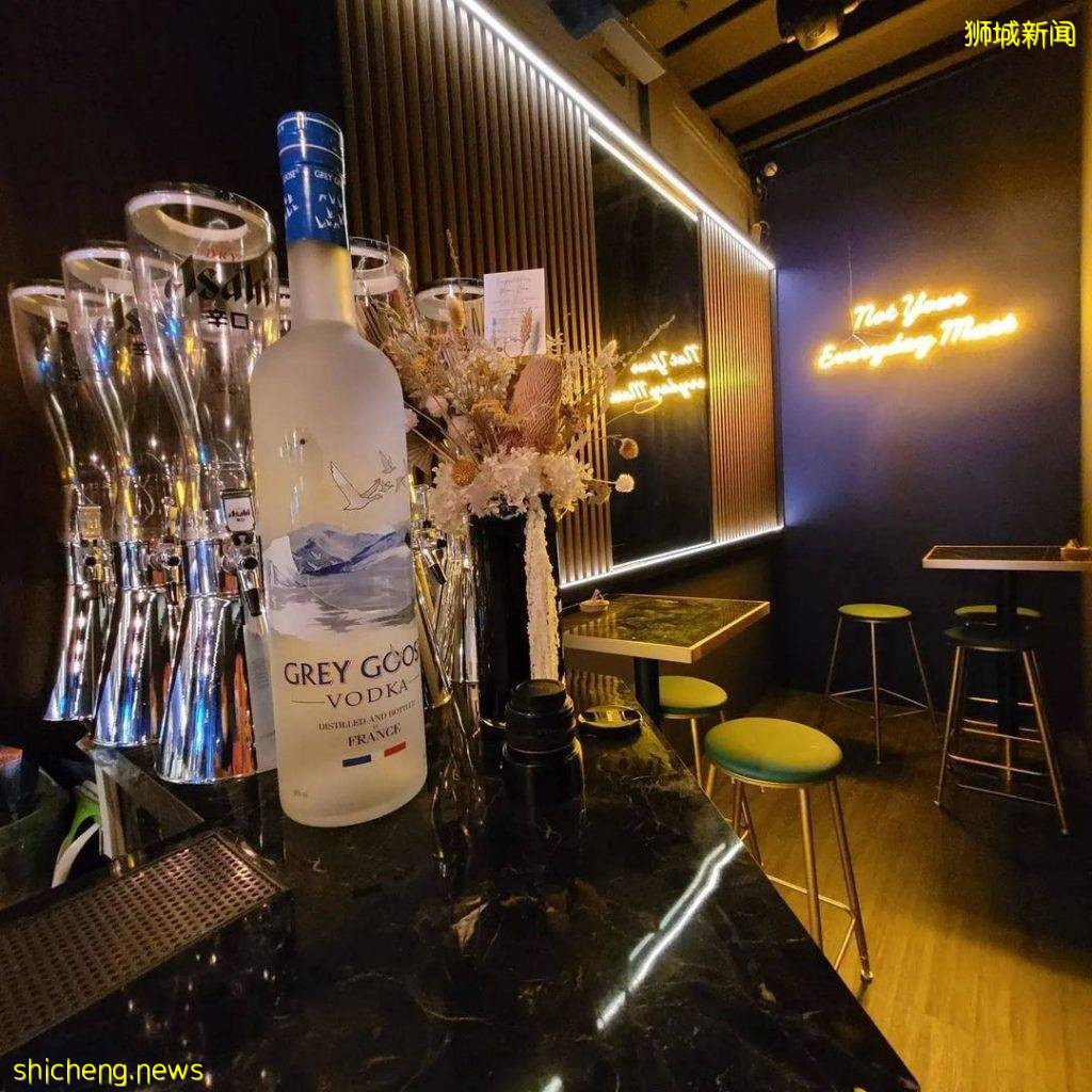 “Mama Diam媽媽店”古早味雜貨店門面、真實身份是隱秘酒吧🍻推開書架發現新空間!😱