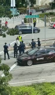 新加坡街頭上演“警匪大戰”!男子襲警後大街上到處逃竄
