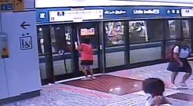 新加坡妹纸“螃蟹步”追地铁摔了屁股蹲,网友:不这样和2020年说再见