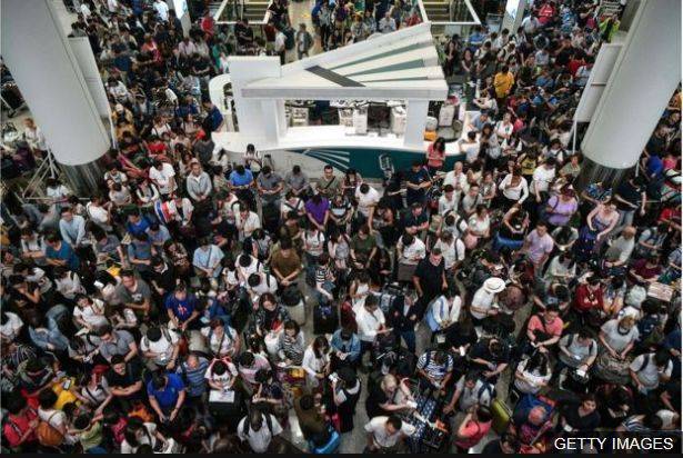 刚刚！新加坡救兵抵达香港机场，暖哭了