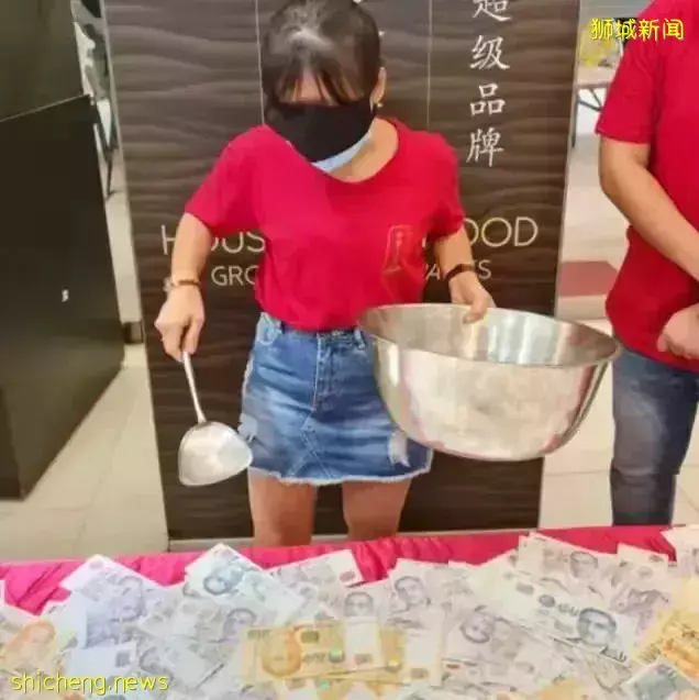 蒙上眼睛捞钱啦!新加坡阔气老板铺满3万现金给员工捞
