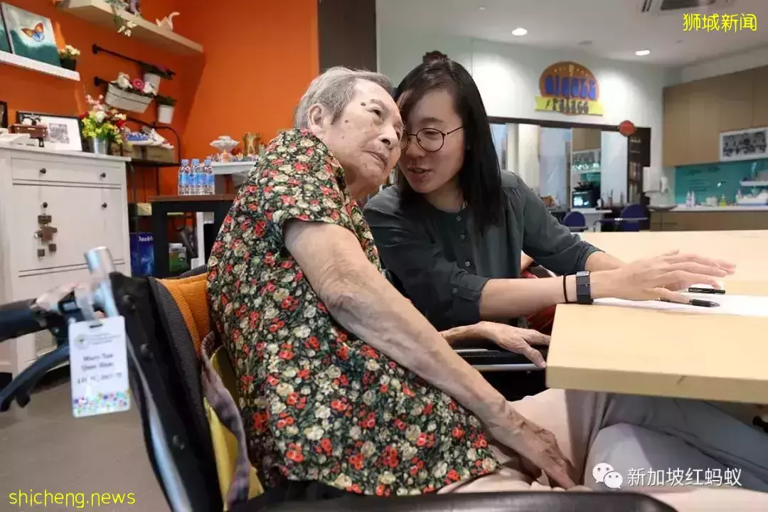 不忌諱討論身後事:新加坡老人爲自己設計個性化骨灰甕