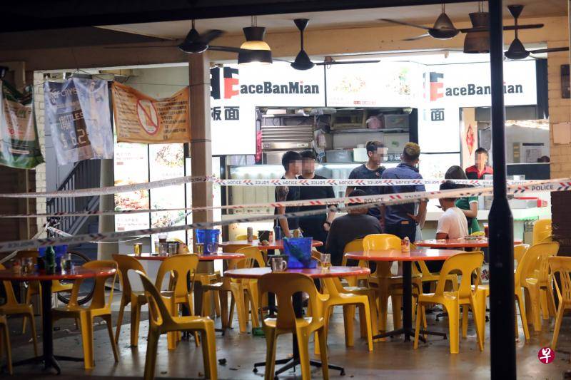 起身点菜 塑料椅误碰 · 寿星惨遭3大叔暴打