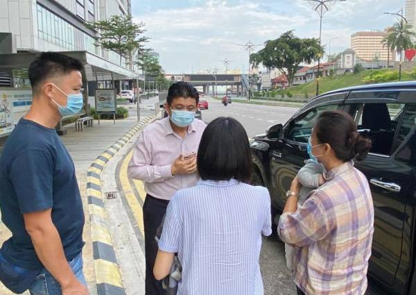 獲准越堤進獅城 5小孩重投父母懷抱