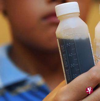 频密开咳嗽药给15病患 狮城医生被控