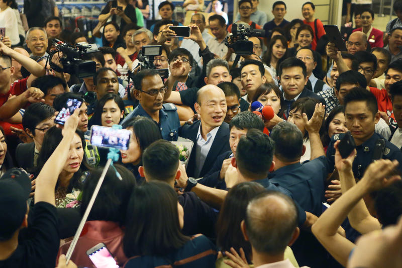 韩国瑜来新加坡卖蔬果　和随行老婆频频秀恩爱