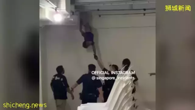 男子倒挂天花板通风口 网民：以为是蛇