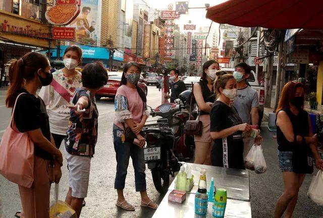 新加坡牛车水人群爆满,该区马上开始新冠大检测