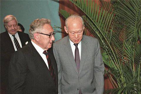 特朗普的女兒女婿度假時,被狗仔拍到在讀《李光耀傳記》