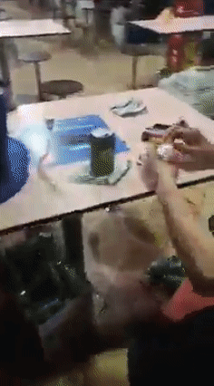 扔酒瓶、脚踹头！两名大叔酒后起冲突，现场血迹斑斑