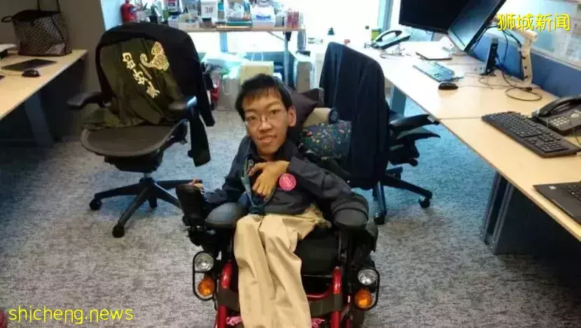 医生说活不过两岁的他,成为了NUS毕业生代表