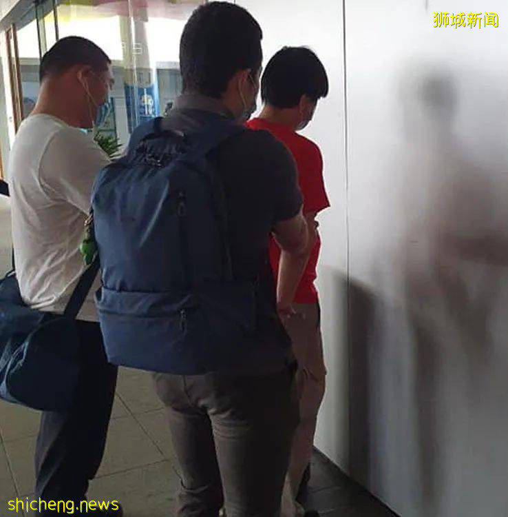 实拍!新加坡红衣男偷拍女子裙底被抓,当场跪下