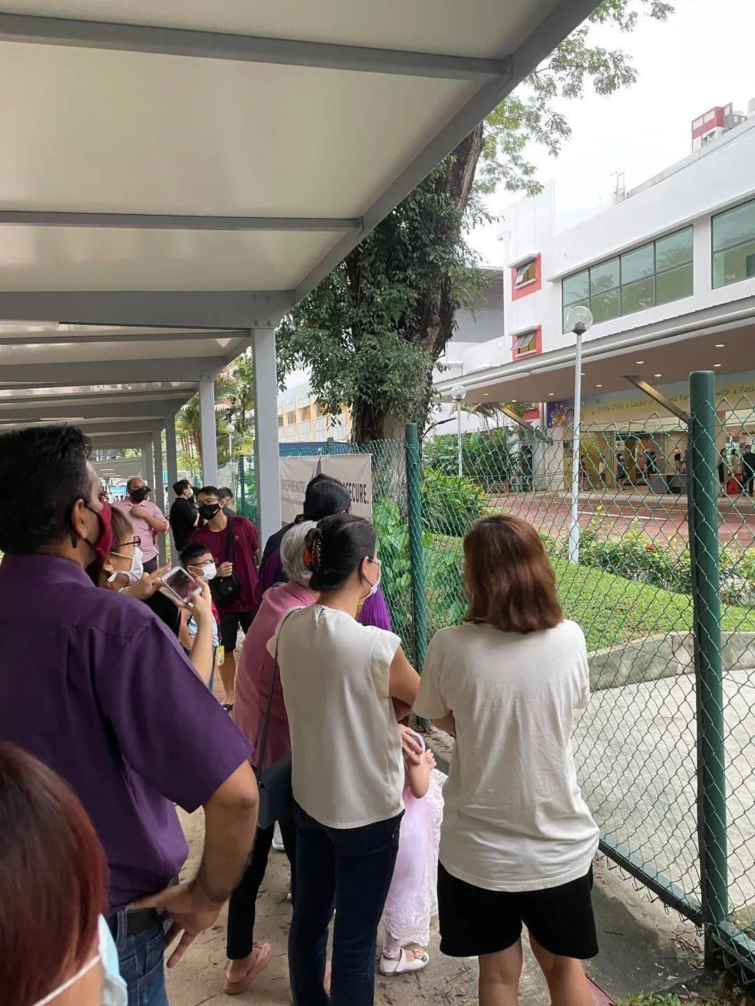 实拍!新加坡小学开学首日,疫情之下家长紧张疯了