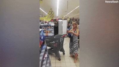 新加坡免费口罩遭网友“恶搞”,“口罩如内裤,好骚好难受”