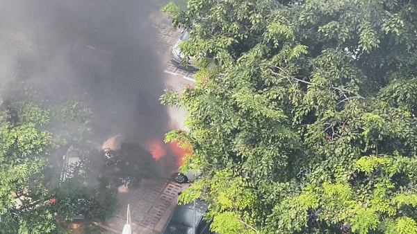 現場淒慘！新加坡白色車輛突然起火，1人死亡