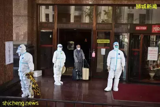 剛從新加坡回到上海,隔離14天後確診新冠!再見,這些中國人最後做了這個選擇