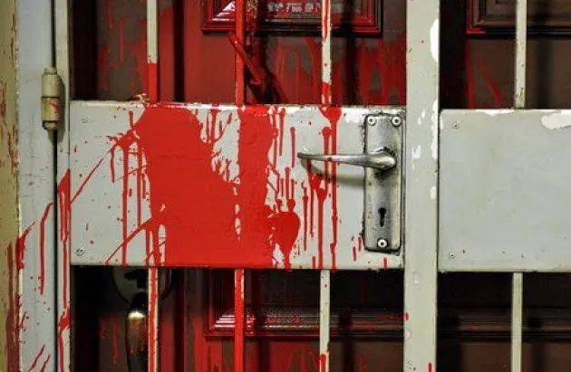 居民控诉:“我家组屋外墙被刷成大红色,看着太烧心了!”