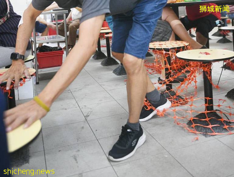 小心!有老人因小贩中心座位上的安全网而绊倒