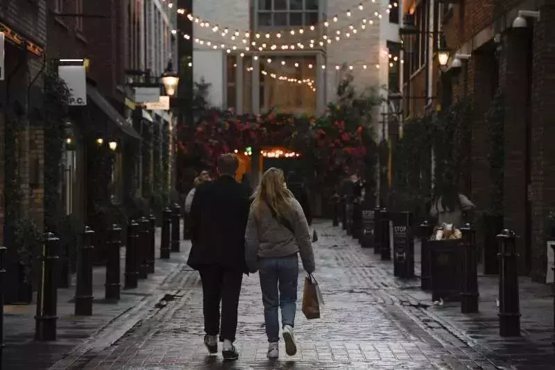 外媒:新加坡已放棄抵抗!李顯龍總理談抗疫內幕!英國正式徹底放飛