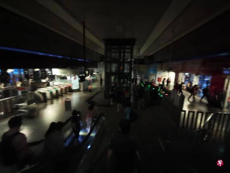 地铁南北线、东西线电力故障,网友:我已经卡在里面一个小时了