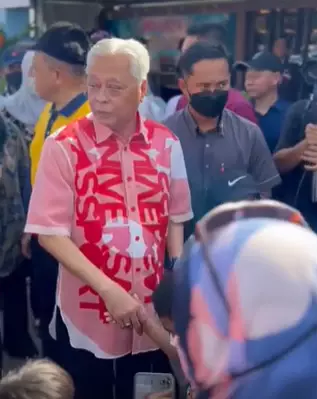 马国首相穿$2000奢牌衬衣,网友狂喷!新加坡部长也戴名表