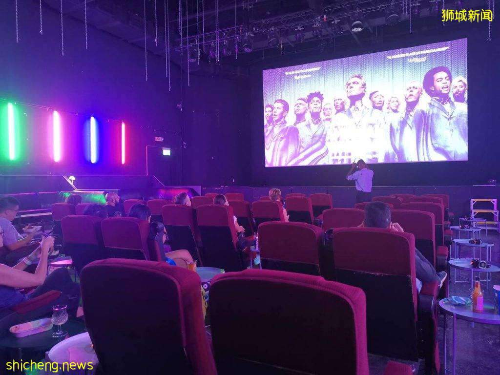 今夏必打卡👊The Projector X快闪电影院🎞复古氛围、迷幻霓虹灯，首站就在克拉码头📌 